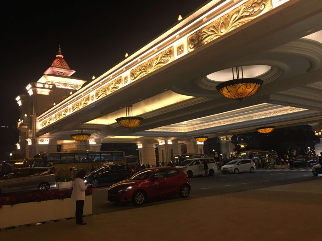 夜晚的澳門銀河酒店入口車道