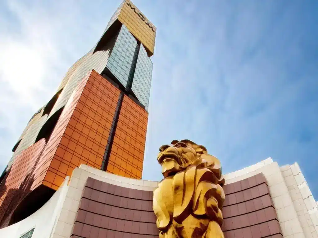 澳門美高梅金殿酒店金色浪潮式建築夜景