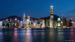 澳門賭場自由行、景點、旅遊 10 夜間港灣城市天際線,燈火通明的高樓與水面倒影