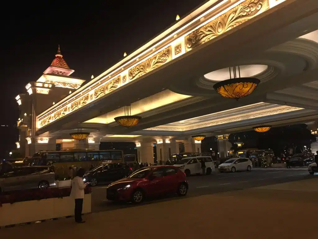 夜晚的澳門銀河酒店入口車道